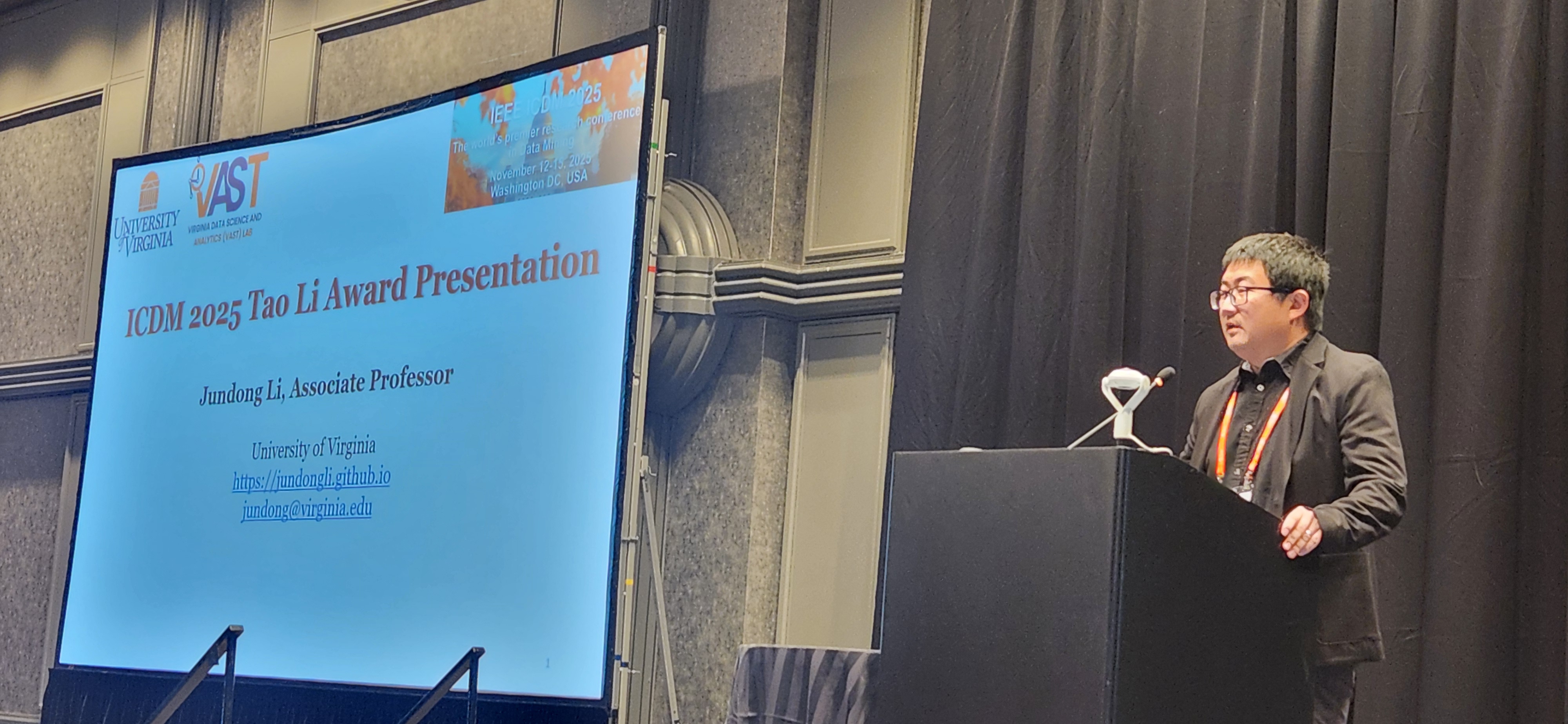 Jundong Li presenting the Tao Li Award on stage